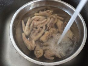 把凤爪捞出，用冷水冲去胶质，这个过程也是让凤爪肉质回缩，口感更有嚼头