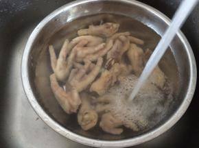 把凤爪捞出，用冷水冲去胶质，这个过程也是让凤爪肉质回缩，口感更有嚼头