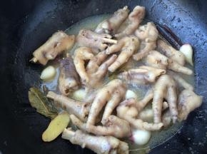 煮大约10~12分钟即可，不要煮的过于烂熟，不用担心会不熟，我这是煮了12分钟的，用筷子一戳就透