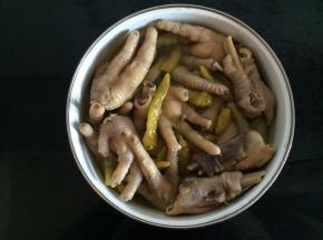 把凉下来的凤爪放入密封浸泡入味就可以了