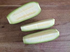 西葫芦洗净顺长对切
