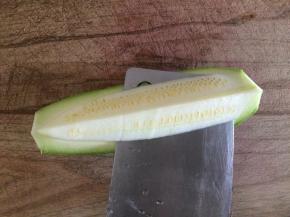 将西葫芦瓤切下来