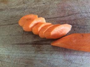 胡萝卜去皮，斜刀切块