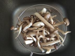 蟹味菇流动水冲洗，沥去水分