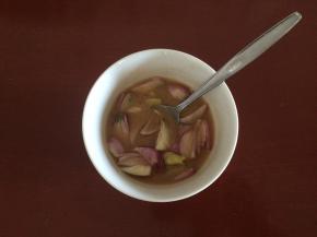 葱姜放入碗中，倒入精盐、耗油、白胡椒粉、淀粉、香油，加入适量的水调出料汁