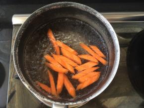 沸水中加入一滴油、少许盐，放入胡萝卜焯烫