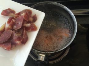 再放入腊肠一起焯烫