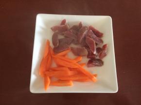 腊肠的边微微翘起就可以捞出沥水备用