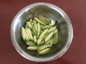 这时在西葫芦里撒盐，杀一杀水分