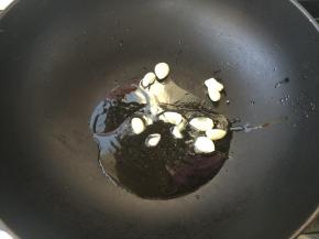 油锅5成热放入蒜爆香