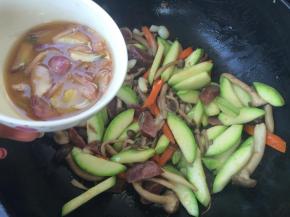 炒到西葫芦变绿，将料汁倒入