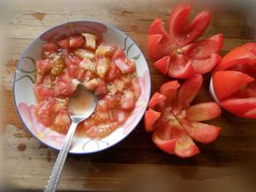 将番茄里的肉块和汁挖出来（不可挖破番茄，保留部分皮肉），放碗中。