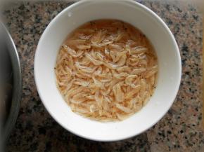 温的盐水（温水中放点盐）泡发虾皮10-15分钟后，冲洗几次，沥水。