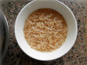 温的盐水（温水中放点盐）泡发虾皮10-15分钟后，冲洗几次，沥水。