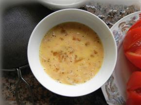 将二个鸡蛋打散。 放入沥干水的虾皮，倒点米酒，一起搅拌。