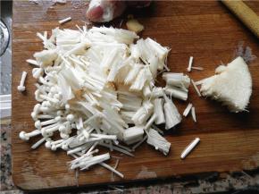 将金针菇洗净，切去尾部（图的右边那团是其尾部），切成小段。