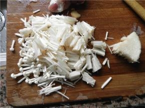 将金针菇洗净，切去尾部（图的右边那团是其尾部），切成小段。