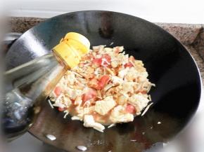 倒入酱油翻炒。