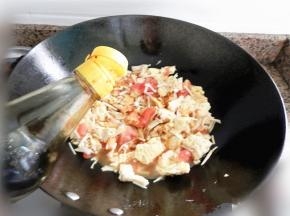 倒入酱油翻炒。
