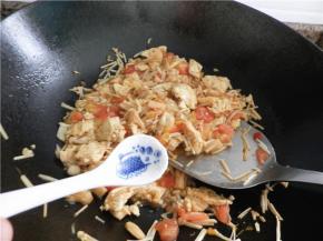 调入盐，炒匀（炒好了花朵的内馅菜）。