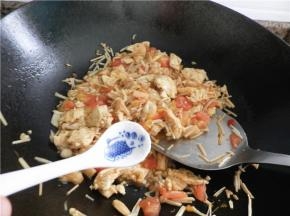 调入盐，炒匀（炒好了花朵的内馅菜）。