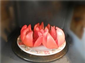 将番茄花放盘中，置微波炉加热1分钟。