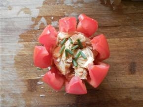 将内馅菜用勺子装入番茄花中，撒上葱花即可。