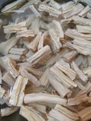 2.腐竹掰断用冷水提前浸泡，泡开泡软。