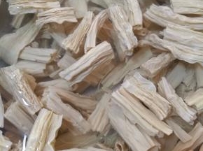 2.腐竹掰断用冷水提前浸泡，泡开泡软。