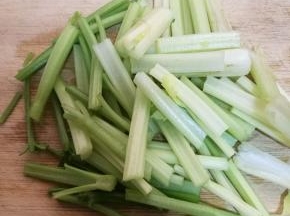 4.芹菜洗干净摘掉芹菜叶，芹菜杆切段。