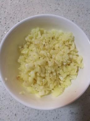 5.大蒜子去皮切碎、