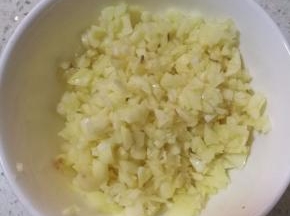 5.大蒜子去皮切碎、