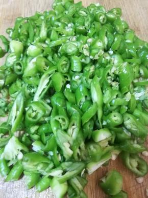 3.青椒洗干净去蒂切碎。