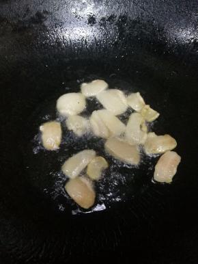 6.猪肉切片，肥瘦肉分开，锅里倒入适当食用油，开火放肥肉，把猪油煎出来。