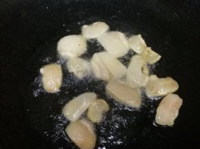 6.猪肉切片，肥瘦肉分开，锅里倒入适当食用油，开火放肥肉，把猪油煎出来。