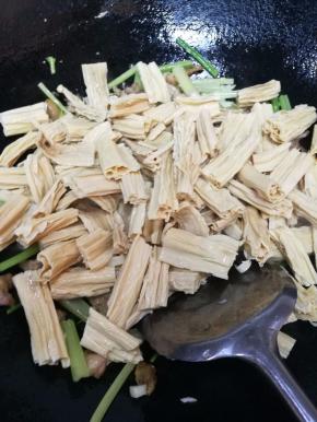 9.加入腐竹翻炒，大火勤翻。