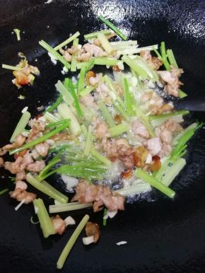 8.芹菜入锅翻炒几下。