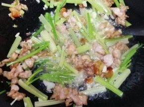8.芹菜入锅翻炒几下。