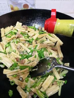 11.加入盐，酱油，耗油调味。