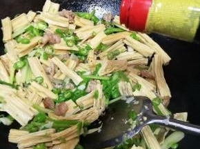 11.加入盐，酱油，耗油调味。