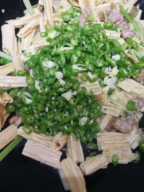 10.腐竹有点变软的时候加入青椒碎翻炒。