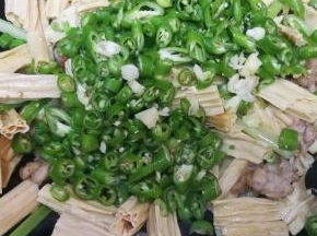 10.腐竹有点变软的时候加入青椒碎翻炒。