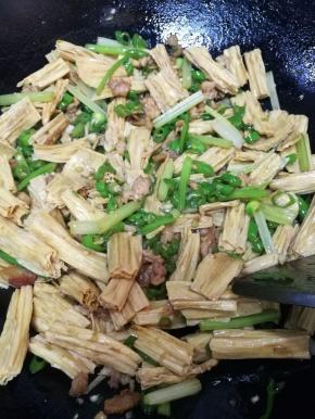 12.将调料炒匀，菜炒熟，就可以关火了。