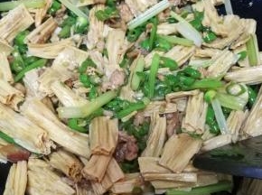 12.将调料炒匀，菜炒熟，就可以关火了。