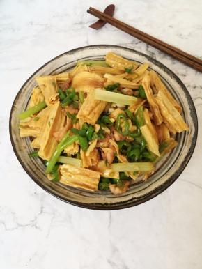 13.盛到碗里，上桌开吃。