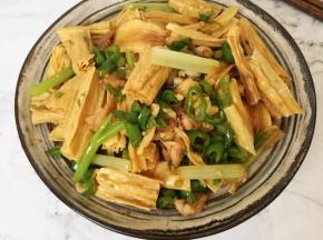13.盛到碗里，上桌开吃。
