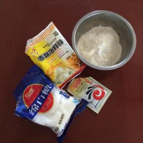 准备食材：白面、泡打粉、白糖、酵母