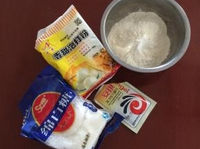 准备食材：白面、泡打粉、白糖、酵母