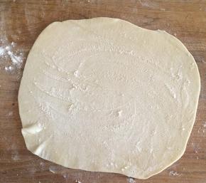 取甜面团擀成薄片，越薄越好