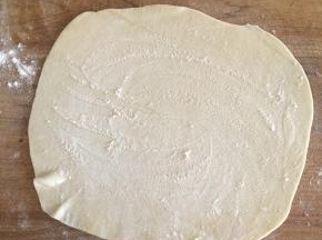 取甜面团擀成薄片，越薄越好